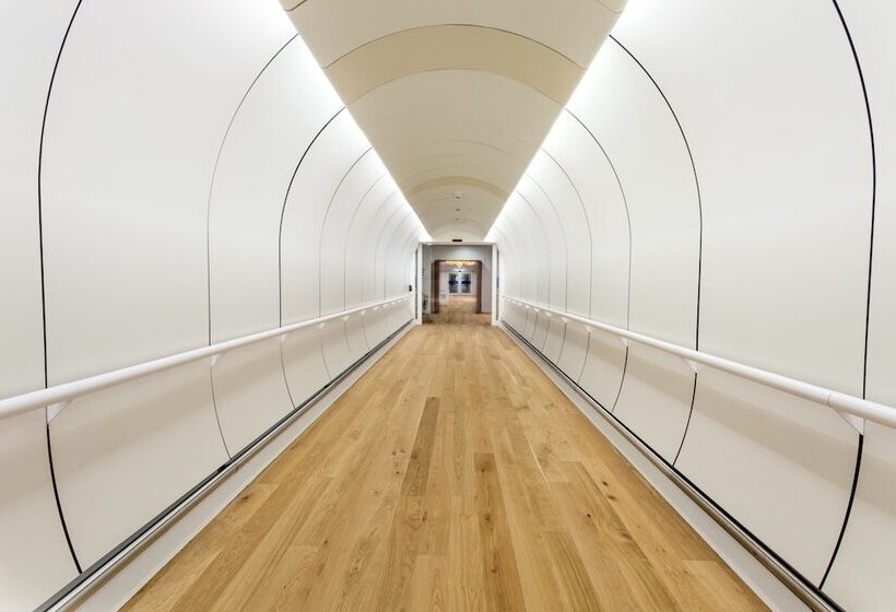 Отель Hampton By Hilton London Gatwick Airport