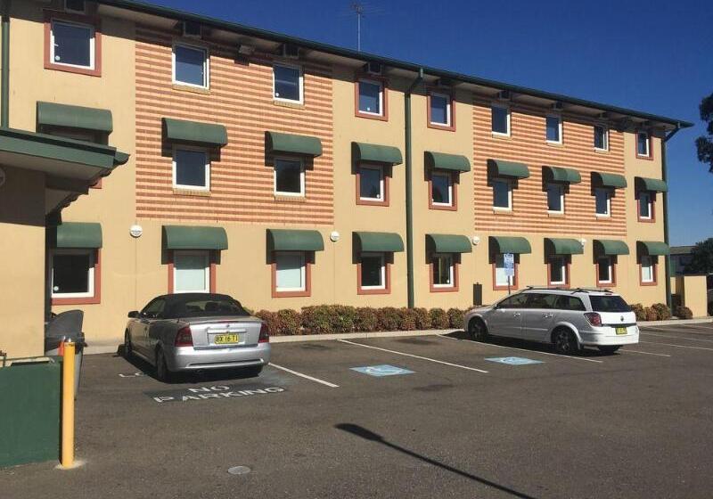 هتل Ibis Budget Casula Liverpool