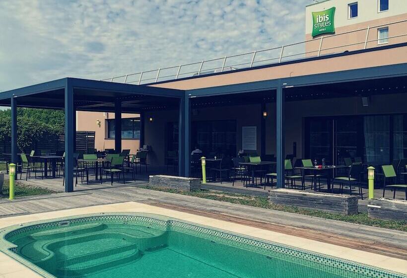 בית מלון כפרי Ibis Styles Montargis Arboria