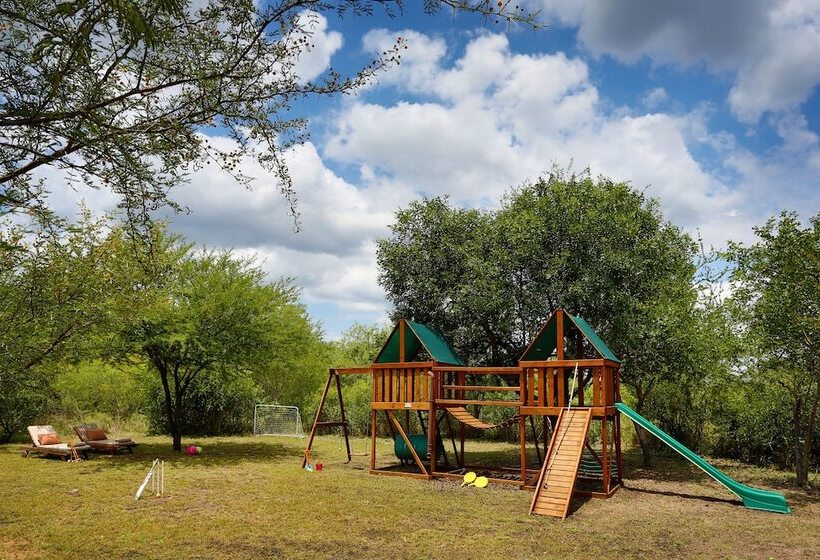 فندق Lukimbi Safari Lodge