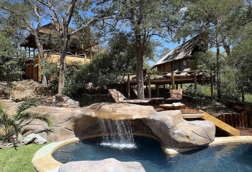 فندق Lukimbi Safari Lodge