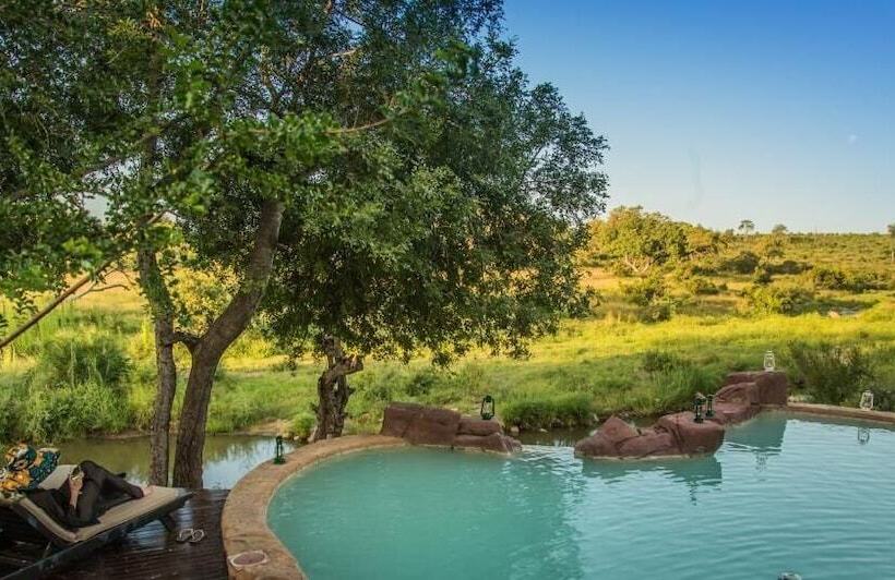 فندق Lukimbi Safari Lodge