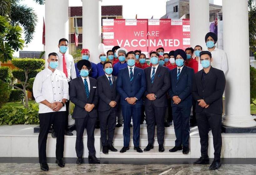 ホテル Ramada By Wyndham Amritsar
