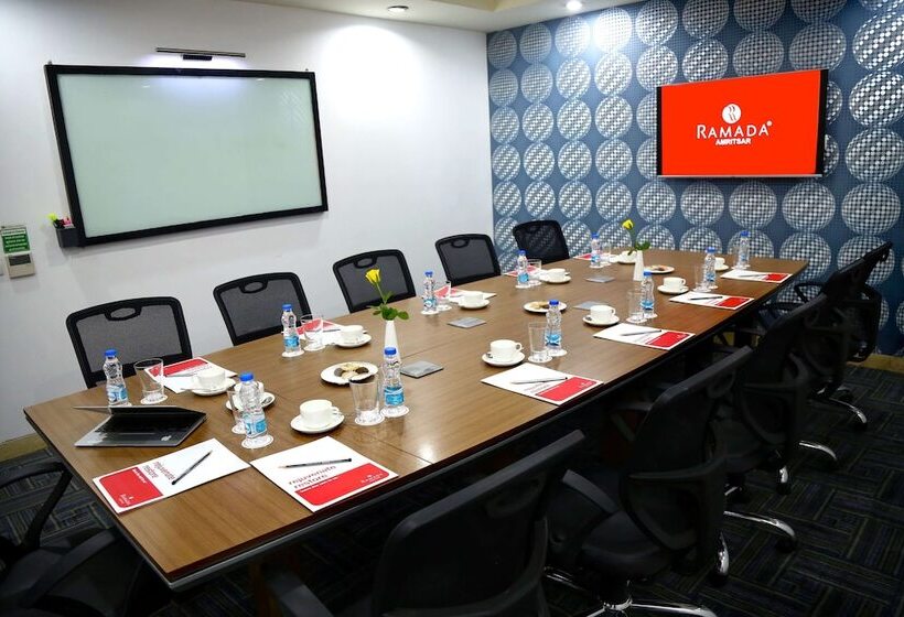 ホテル Ramada By Wyndham Amritsar