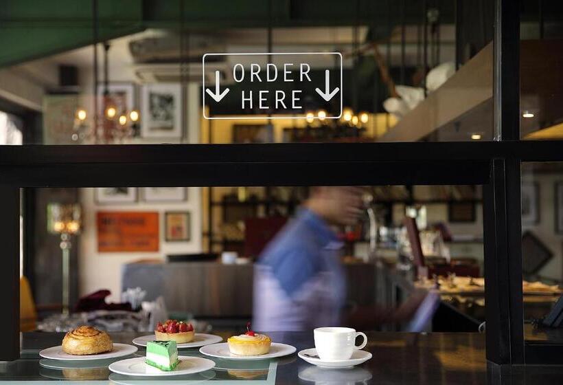 ホテル The 1o1 Bali Fontana Seminyak