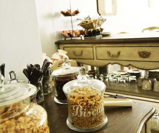 Отель The Originals Boutique, Hôtel Les Poèmes De Chartres