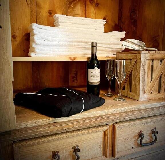 هتل The Snowed Inn