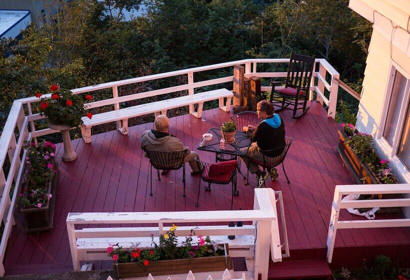 فندق Arctic Fox Inn