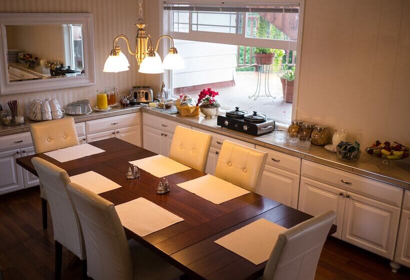 فندق Arctic Fox Inn