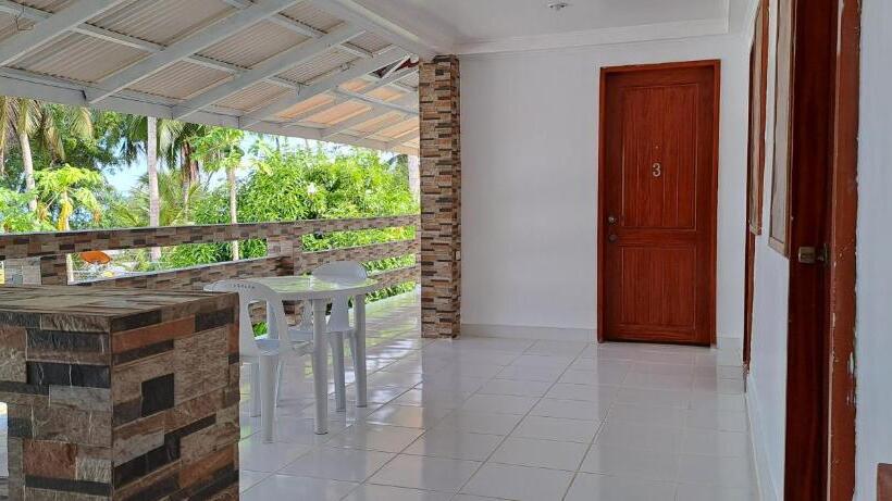 בית מלון כפרי Chilly Beach Resort Palawan