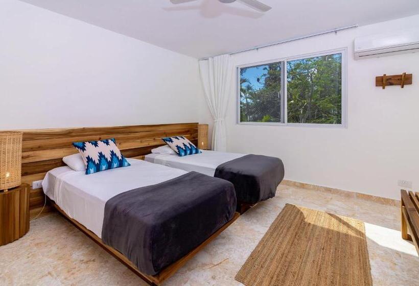 Отель Las Canas Beach Retreat