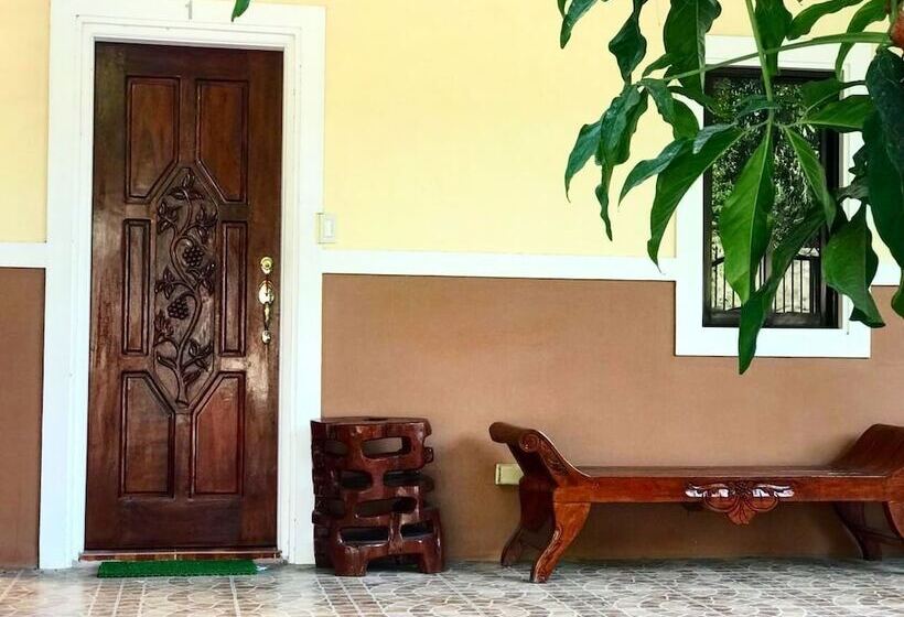 호텔 The Palms Resort & Bar