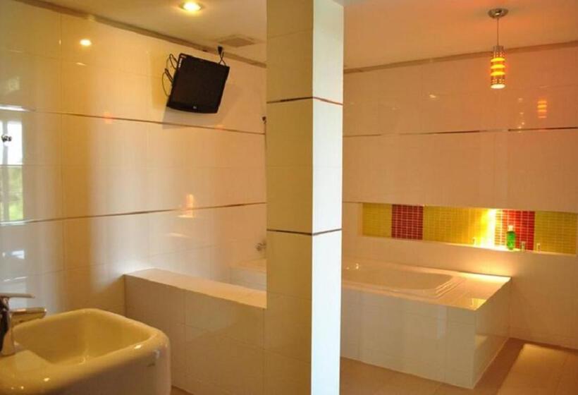 O.u.m. Hotel   โรงแรมโอยูเอ็ม