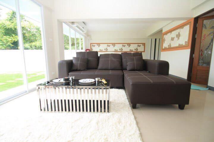 O.u.m. Hotel   โรงแรมโอยูเอ็ม