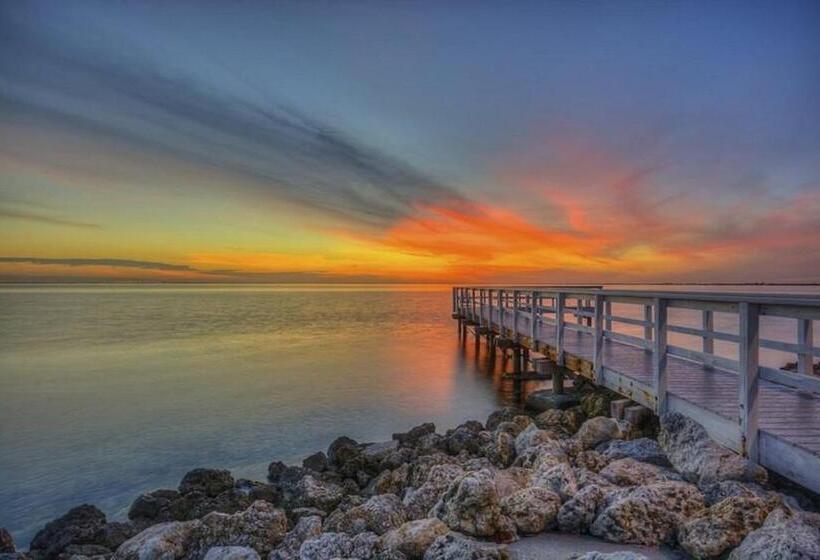 2 Bed Condo With Balcony Facing Pool And Sunsets!