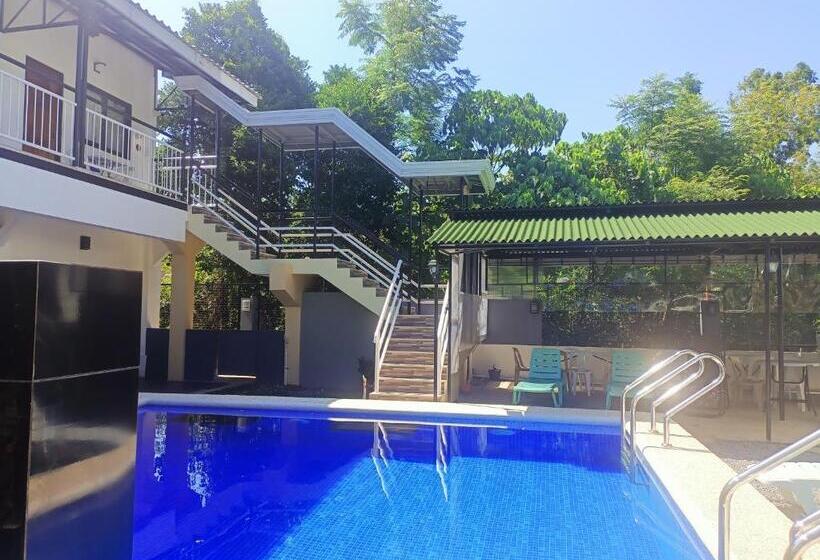 Alona Whitehouses Resort