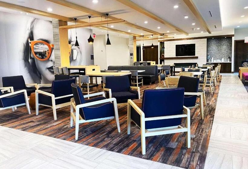 Отель La Quinta Inn & Suites By Wyndham Pflugerville