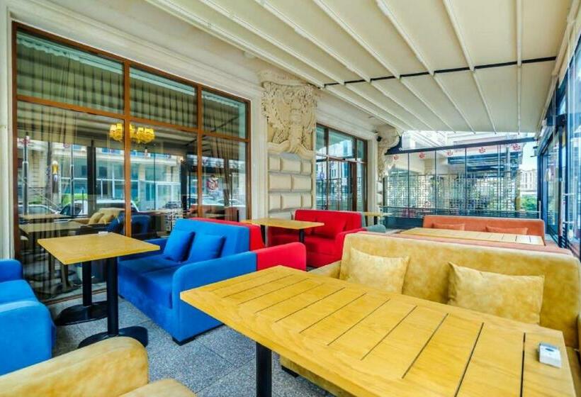 Mensen Hotel Baku