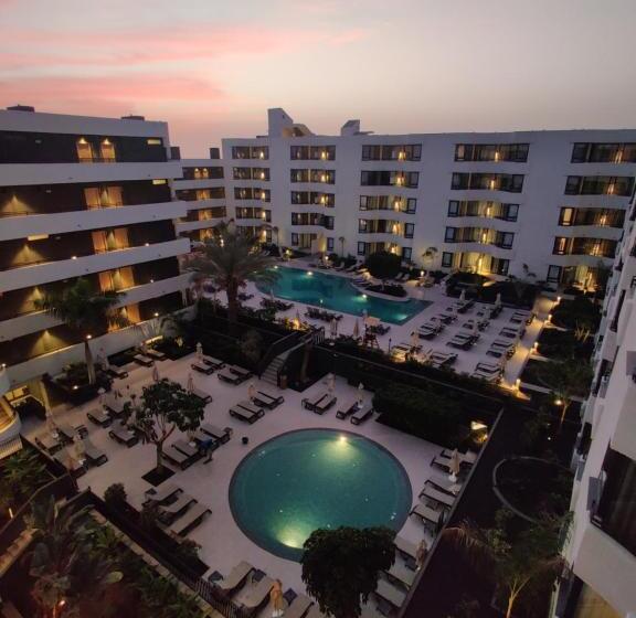 Luxury Apartment With Pool View