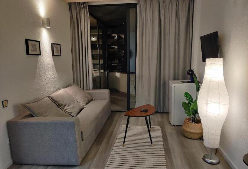 Luxury Apartment With Pool View