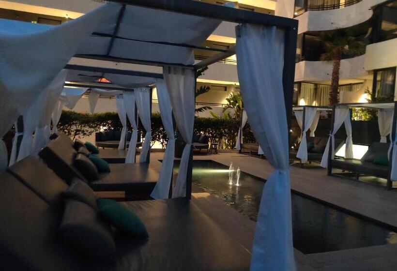 Luxury Apartment With Pool View