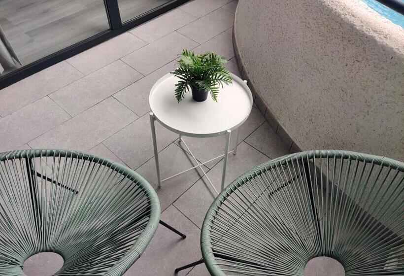 Luxury Apartment With Pool View