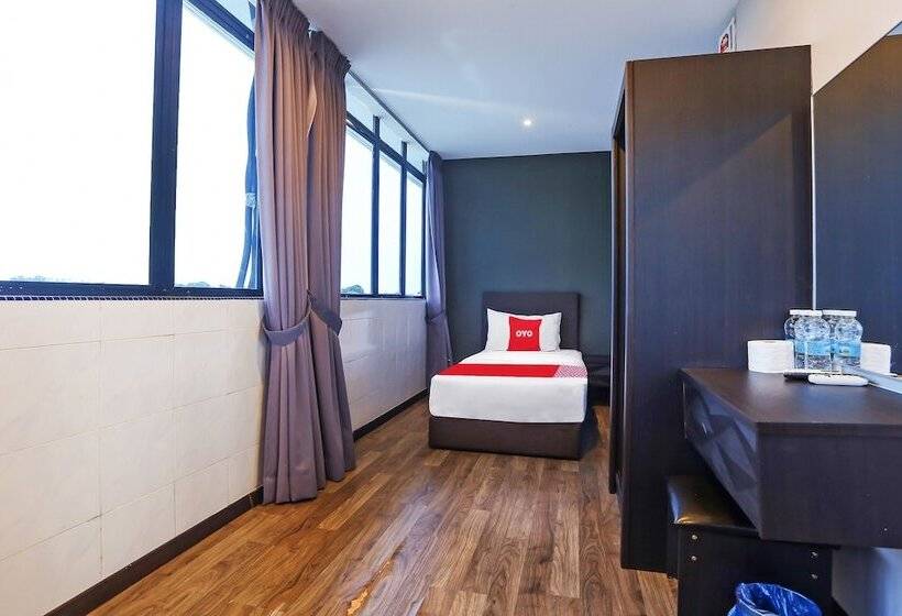 Oyo 90474 Skycity Motel