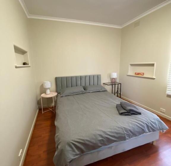 بنسيون Mitcham Station Home Stay