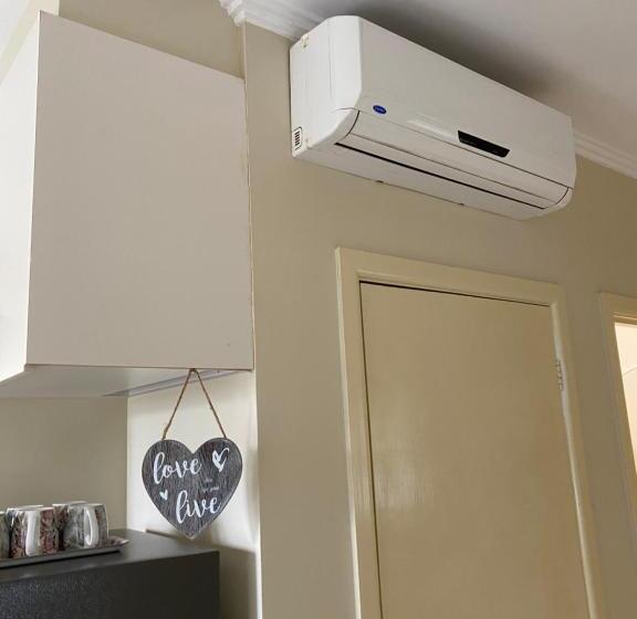 بنسيون Mitcham Station Home Stay