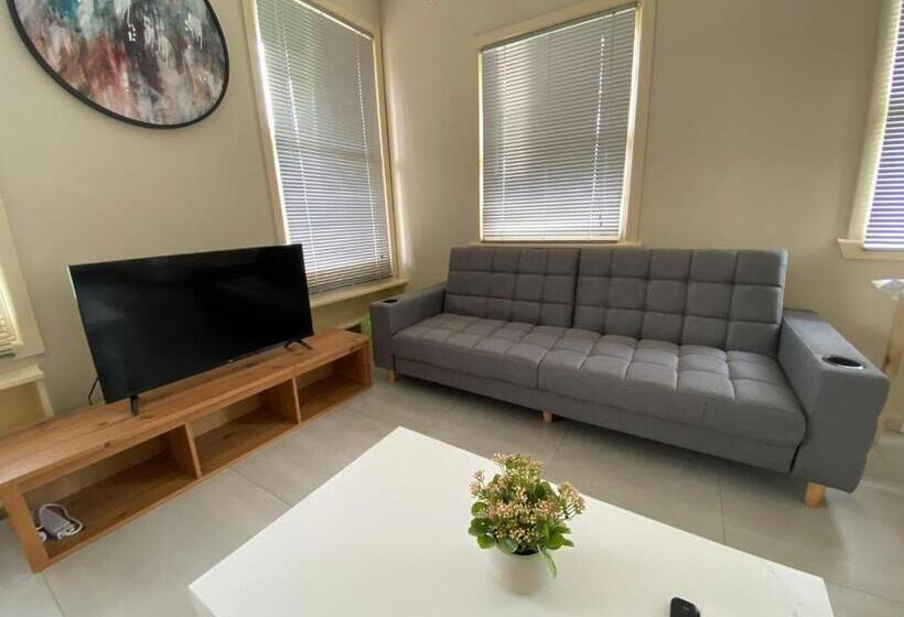 بنسيون Mitcham Station Home Stay