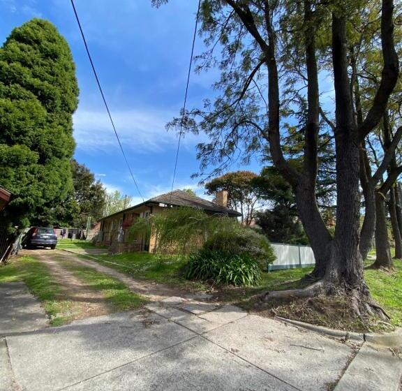 بنسيون Mitcham Station Home Stay