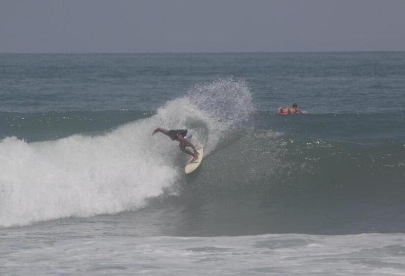 Surfers Villa And Resorts Medewi