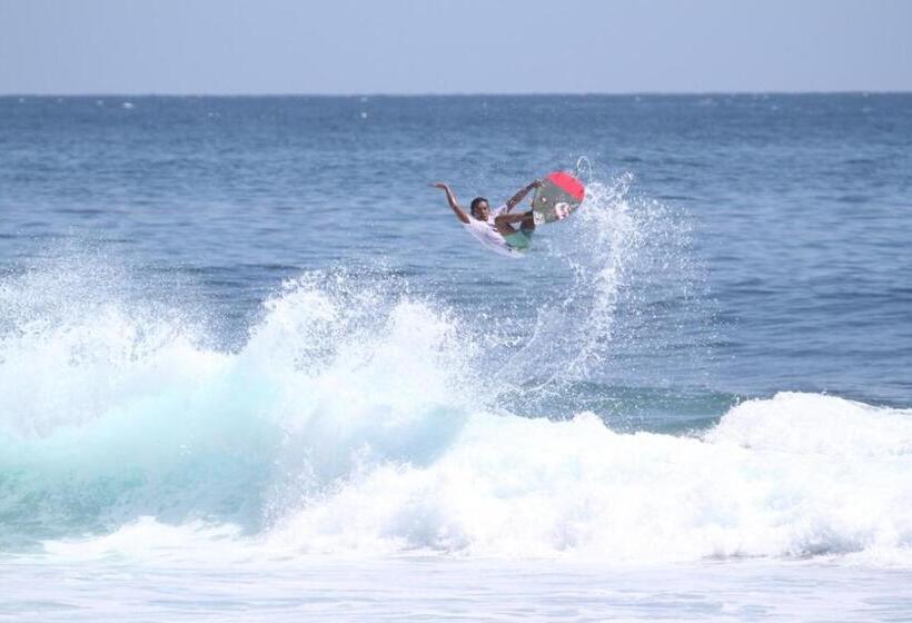 Surfers Villa And Resorts Medewi