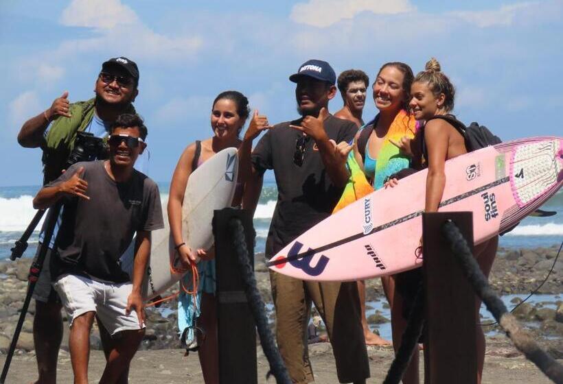 Surfers Villa And Resorts Medewi