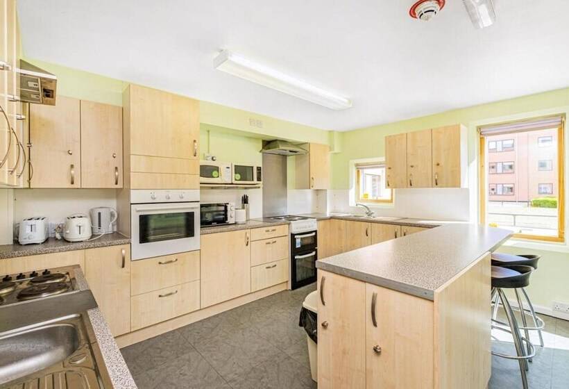 Vibrant Ensuite Rooms Hatfield Hostel