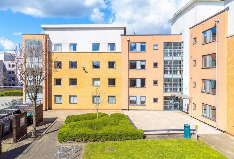 Vibrant Ensuite Rooms Hatfield Hostel