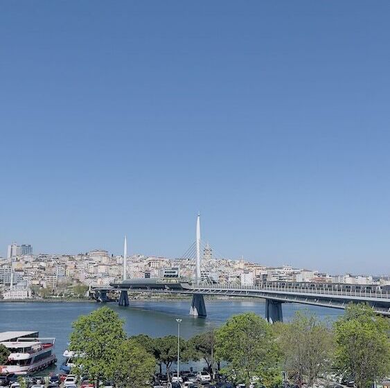 تختخواب و صبحانه Lumina Boutique