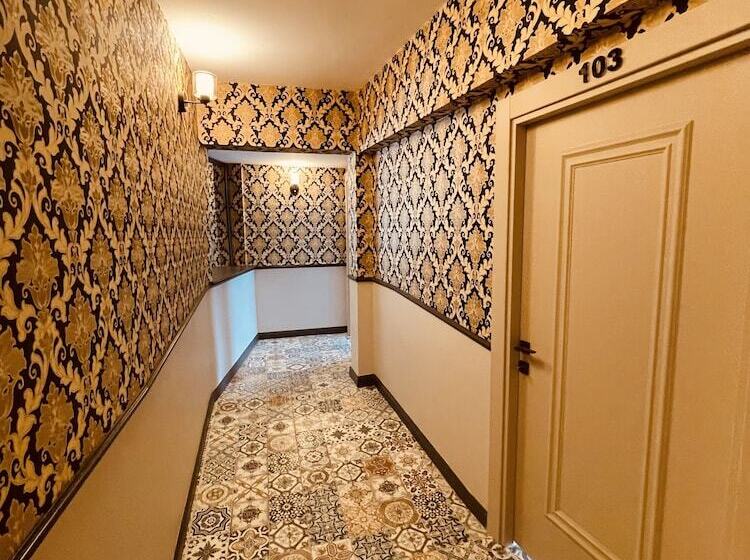 تختخواب و صبحانه Lumina Boutique