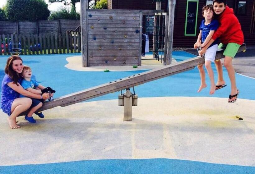 Hot Tub Lodge At Retallack Resort With 2