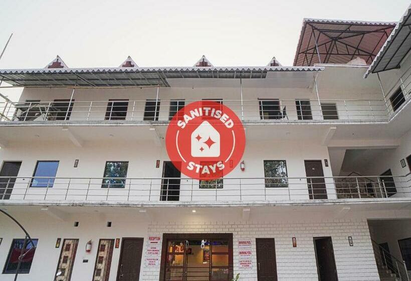 Fabhotel Roadside Inn