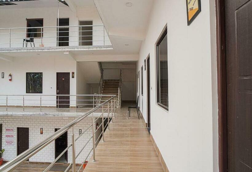 Fabhotel Roadside Inn