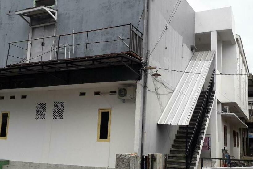 Отель Oyo 90939 Guesthouse Yansen Residence