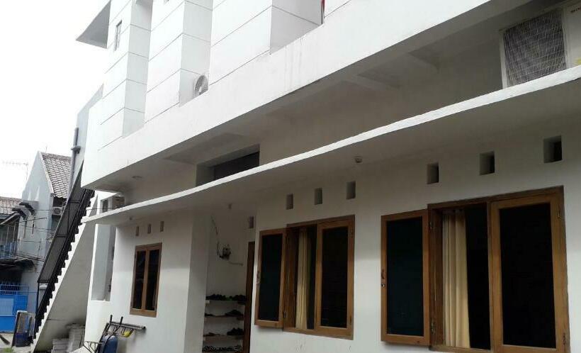 Отель Oyo 90939 Guesthouse Yansen Residence