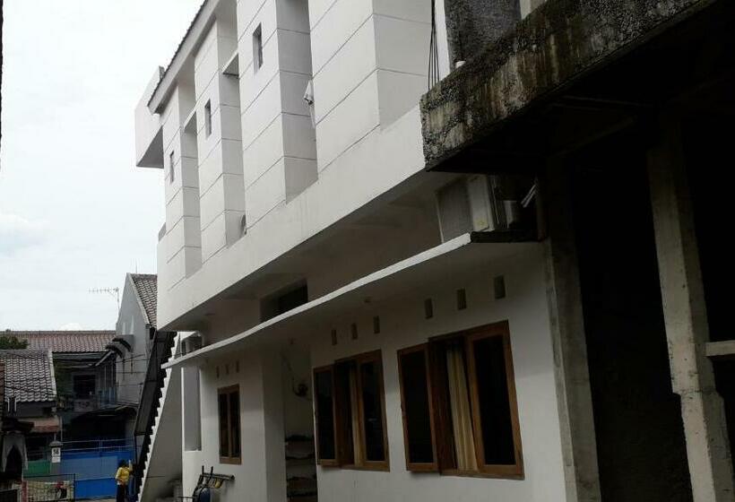 Отель Oyo 90939 Guesthouse Yansen Residence