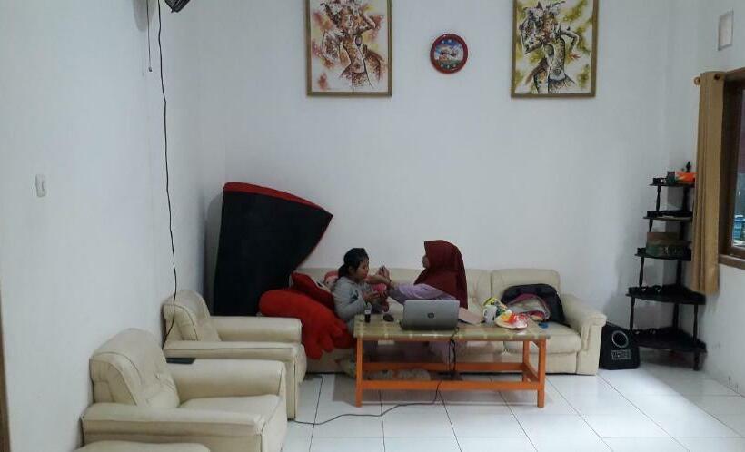 Отель Oyo 90939 Guesthouse Yansen Residence