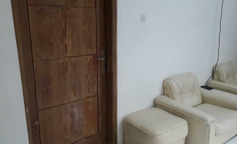 Отель Oyo 90939 Guesthouse Yansen Residence