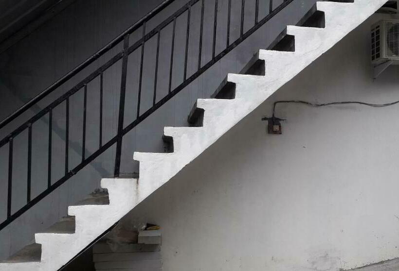 Отель Oyo 90939 Guesthouse Yansen Residence