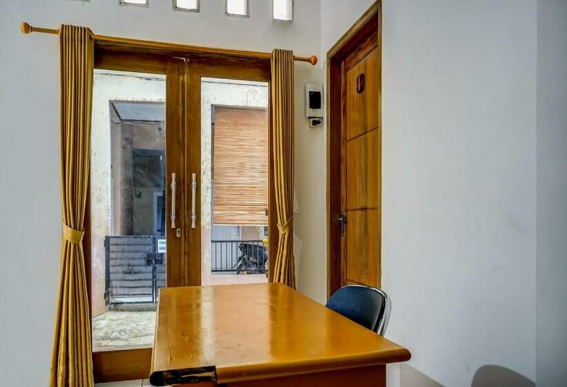 Отель Oyo 90939 Guesthouse Yansen Residence