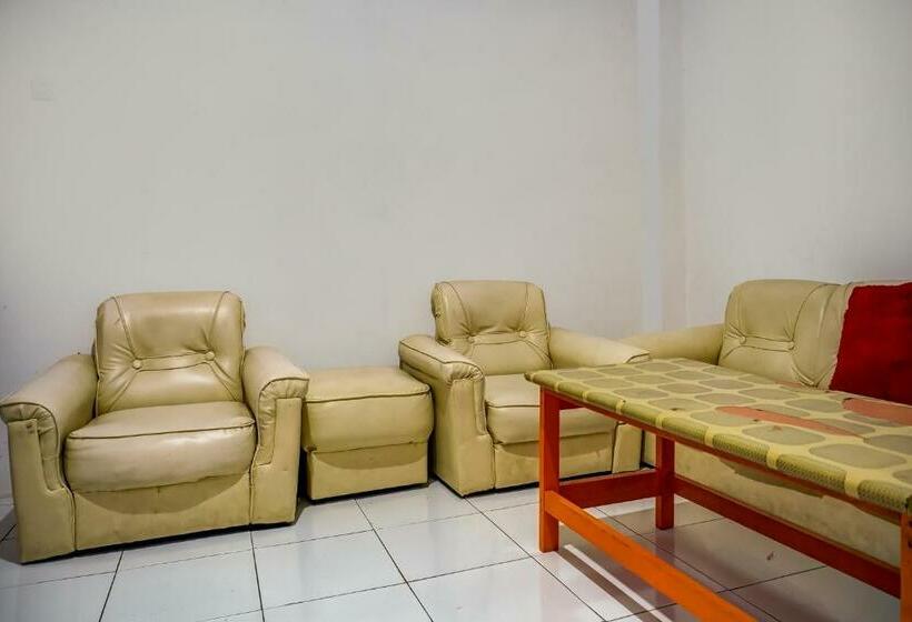 Отель Oyo 90939 Guesthouse Yansen Residence