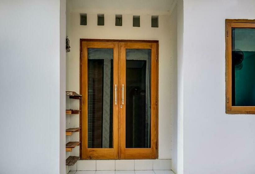 Отель Oyo 90939 Guesthouse Yansen Residence